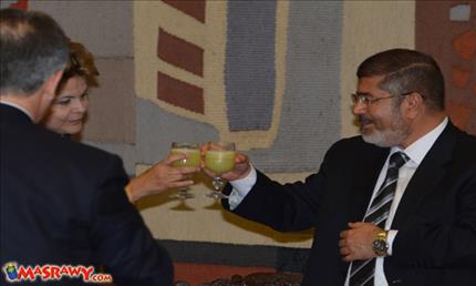 مرسي وروسيف خلال لقائهما في برازيليا أمس الأول (عن موقع "مصراوي") 