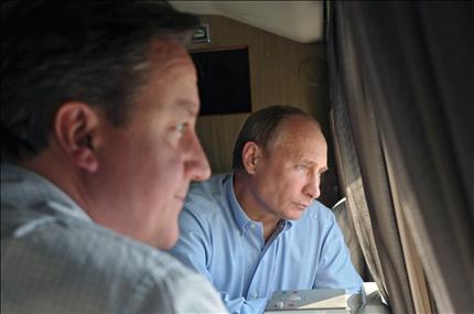 الرئيس الروسي فلاديمير بوتين ورئيس الحكومة البريطانية ديفيد كاميرون في طوافة لمراقبة موقع الالعاب الاولمبية الشتوية في سوتشي امس (ا ب) 