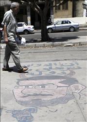 رسم «غرافيتي» يسخر من مرسي و«الإخوان» أمام قصر الاتحادية في القاهرة أمس (رويترز) 