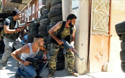 صورة وزعت امس لمسلحين يستعدون لمواجهة القوات السورية في القصير (ا ب) 