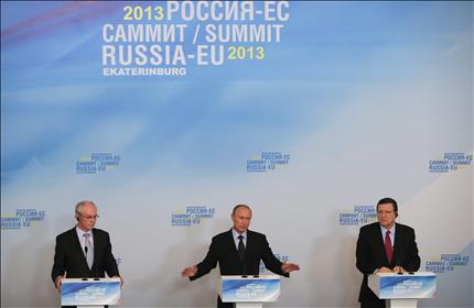 بوتين يتوسط باروسو (الى اليمين) ورومبوي خلال المؤتمر الصحافي المشترك في مدينة ايكاتيريبورغ الروسية امس (ا ب ا) 