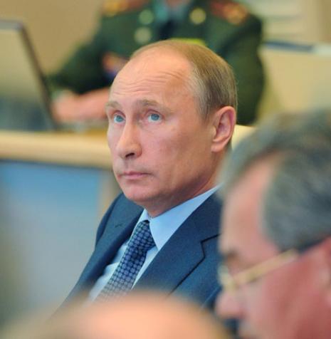 يستهزئ بوتين ممن يشير حتى تلميحاً إلى تدخل أجنبي في سوريا (أ ف ب)