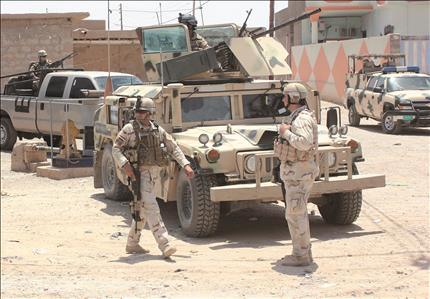 قوات عراقية تنتشر في منطقة حمرين خلال المشاركة في العملية العسكرية أمس (رويترز) 