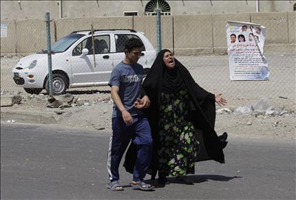 عراقية تبكي ابنها الذي ذهب ضحية التفجيرين اللذين استهدفا الحسينية في بغداد أمس (أ ب) 