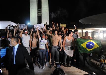 طلاب برازيليون محتجون بعد استيلائهم على مبنى البرلمان في العاصمة برازيليا أمس الأول (أ ف ب) 