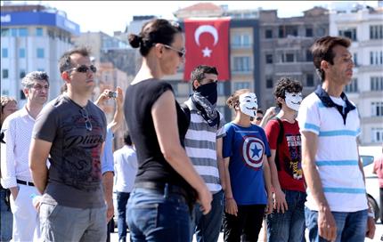 تظاهرة صامتة في «ميدان تقسيم» في اسطنبول أمس (ا ب ا) 