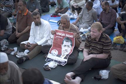 متظاهرون من «الإخوان» في اعتصام ميدان النهضة في الجيزة امس (اب) 