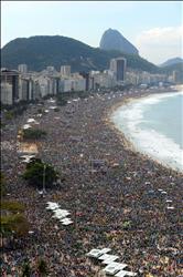 صورة التقطت من الجو للحشود الحاضرة عند شاطئ كوباكابانا في مدينة ريو دي جانيرو البرازيلية أمس (أ ف ب) 