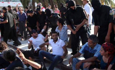 عناصر أمنية تحاول فض الاعتصام أمام المجلس الدستوري في تونس أمس (يحيى غبوس ــ أ ف ب) 