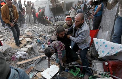 فلسطينيون يحملون جثمان طفل استشهد في غارة إسرائيلية على غزة أمس (أ ب أ) 