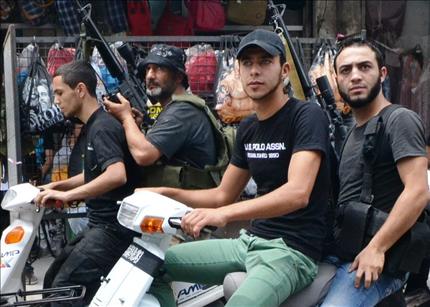 شبان بسلاح ظاهر وبشكل علني في أحد شوارع طرابلس (عمر ابراهيم) 