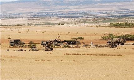 قوات تونسية تتمركز في منطقة جبل الشعانبي بالقرب من الحدود الجزائرية أمس (أ ف ب) 
