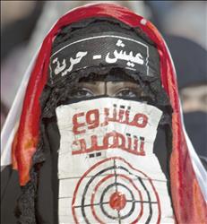 مصرية ترفع شعار «مشروع شهيد» أثناء مشاركتها في اعتصام رابعة العدوية في القاهرة أمس الأول (أ ف ب) 