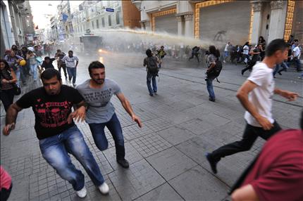 الشرطة التركية خلال قمعها محتجين ضد الحكومة في اسطنبول امس الاول (ا ف ب) 