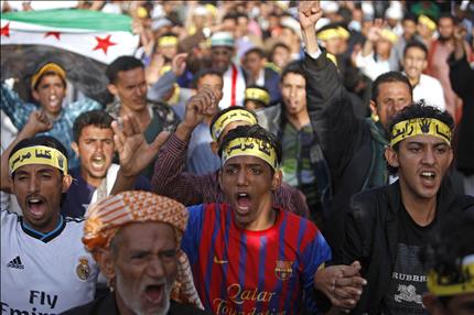 يمنيون يتظاهرون دعماً لمرسي في صنعاء أمس (رويترز) 