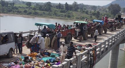 جثث الضحايا ملقاة على جسر نهر «السند» في ولاية ماديا برادش في وسط الهند أمس (أ ب) 