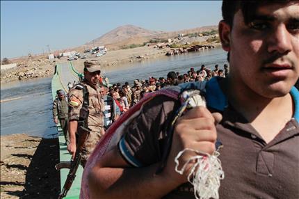 سوريون يعودون الى بلدهم بعد رفض اقليم كردستان السماح لهم بالدخول الى الاقليم امس (ا ف ب) 