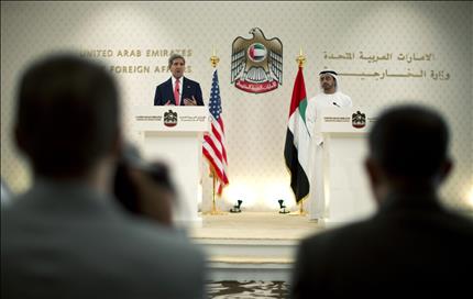 كيري خلال المؤتمر الصحافي مع نظيره الإماراتي عبد الله بن زايد آل نهيان في أبو ظبي أمس (أ ف ب) 