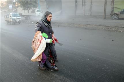 امرأة تحتضن طفلين بعد اصابتهم في غارة جوية على حي كرم البيك في حلب امس (ا ف ب)