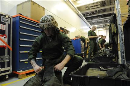 جنود دنماركيون على متن سفينة في ليماسول امس ينتظرون نقل الاسلحة الكيميائية السورية (ا ب)