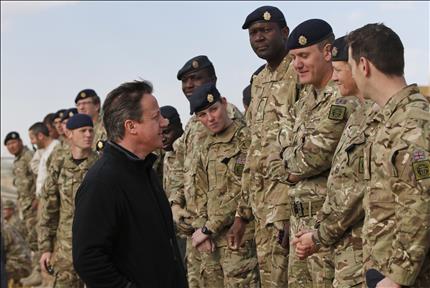 كاميرون يتحدث مع جنود بريطانيين في معسكر "باستيون" في ولاية هلمند في جنوب أفغانستان أمس (أ ب) 
