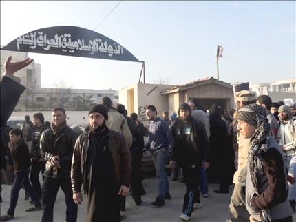 شبان يتظاهرون امام مدخل احد مقار «داعش» في حلب أمس الاول مطالبين بوقف الاقتتال بين المسلحين (ا ف ب) 