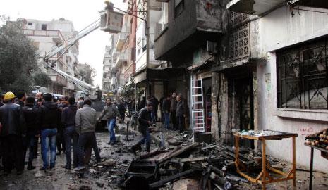 بعد سقوط قذائف على حي المحطة في حمص أمس (أ ف ب)