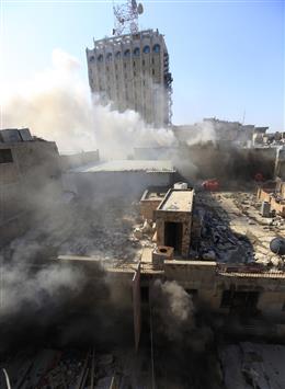 دخان يتصاعد جراء التفجير الذي استهدف ساحة الخلاني في بغداد أمس (رويترز)