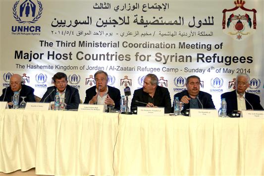وزراء الخارجية وغوتيريس خلال مؤتمر صحافي في مخيم الزعتري في الاردن امس (ا ب ا)