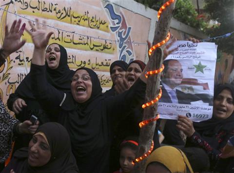 مؤيدات للسيسي يحتفلن بفوزه في حي شبرا في القاهرة امس (رويترز)