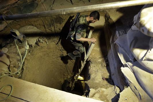 جندي سوري ينزل امس الى داخل نفق حفره مسلحون في جوبر في ريف دمشق (ا ف ب)
