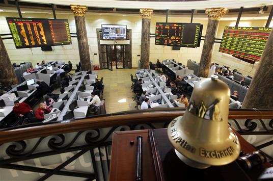 عملاء مصريون داخل غرفة البورصة في القاهرة العام الماضي (أ ب)