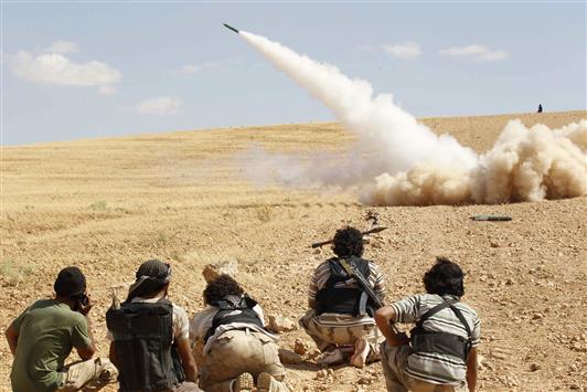 مسلحون يطلقون صاروخاً باتجاه مواقع القوات السورية في ريف حماه امس الاول (رويتر</body></html>
