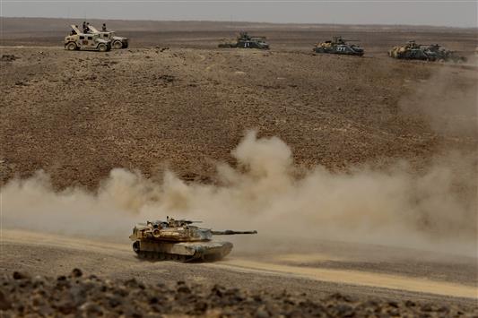 دبابات وآليات عسكرية خلال تمرين «الأسد المتأهب» قرب الحدود الاردنية ـ السعودية امس (رويترز)