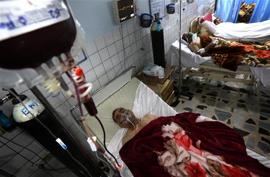 أشخاص أصيبوا في الهجوم على قرية الموفقية يرقدون في مستشفى اربيل أمس (أ ف ب)