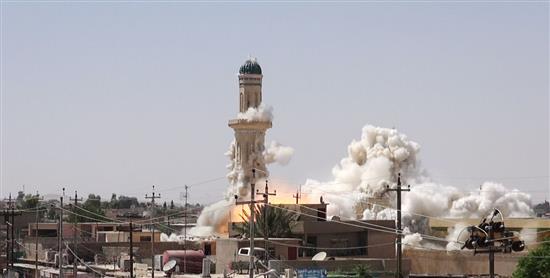 صورة نشرتها مواقع "جهادية" لعملية تدمير "داعش" لـ"حسينية القبة" في الموصل. ويظهر مجموع الصور المنشورة أنّ التنظيم دمّر عشرة مراقد ومساجد على الأقل في الموصل وفي قضاء تلعفر القريب (أ ب)