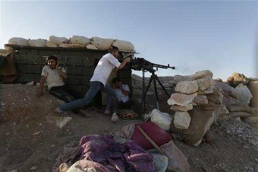 مسلح يطلق النار باتجاه القوات السورية في ريف ادلب امس الاول (رويترز)