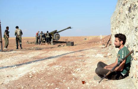 مقاتلو «الجبهة الإسلامية» خلال معارك ضد «الدولة الإسلامية» في ريف حلب (الأناضول)
