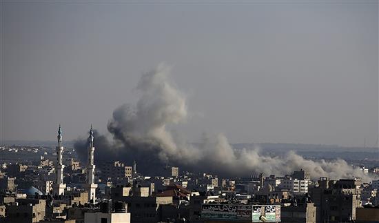 دخان غارة اسرائيلية يتصاعد من غزة امس (ا ب ا)