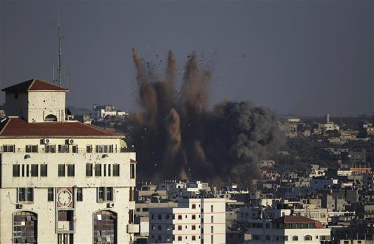 دخان يتصاعد بعد غارة جوية إسرائيلية على غزة امس (رويترز)