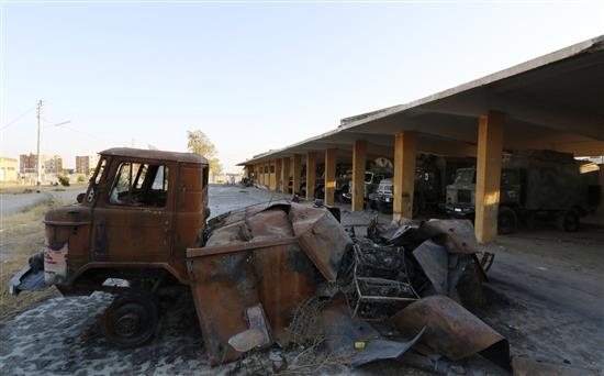 آليات عسكرية استحوذ عليها «داعش» في مقر «الفرقة 17» في الرقة امس (رويترز)