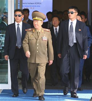 نائب رئيس لجنة الدفاع الوطني في كوريا الشمالية لدى وصوله إلى مطار اينشيون اليوم (ا ب ا)