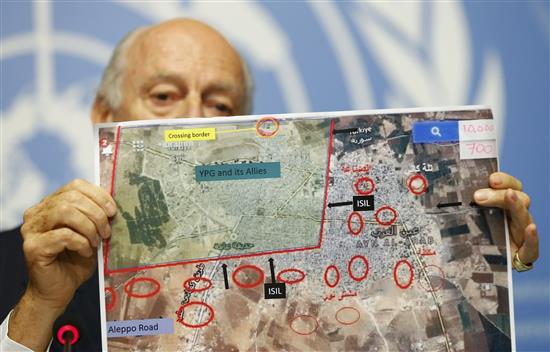 دي ميستورا يعرض خريطة عين العرب خلال مؤتمره الصحافي في جنيف أمس (رويترز)