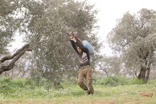 عنصر في «احرار الشام» يحمل «قذيفة» في ريف ادلب امس الاول (رويترز)