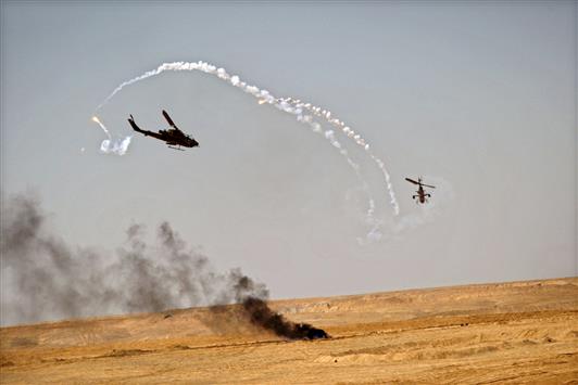 طوافات "كوبرا" تابعة للجيش الاسرائيلي خلال مناورات عسكرية في قاعدة "شيزافون" قرب إيلات، في العام 2010. (رويترز)