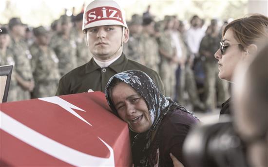 والدة عسكري تركي قتل في اشتباك مع «داعش» تنتحب فوق جثمانه في غازي عينتاب امس (ا ف ب)