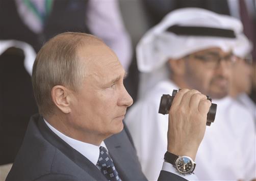 بوتين يشاهد عرضاً جوياً في جوكوفسكي قرب موسكو، امس، وإلى جانبه الشيخ محمد بن زايد (ا ف ب)