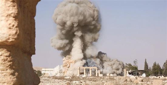 صورة مأخوذة من شريط فيديو نشره تنظيم «داعش» لتفجير معبد بعل شمين في تدمر (أ ف ب)