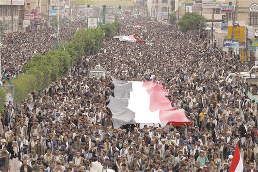 عشرات الآلاف يتظاهرون ضدّ الحملة العسكرية السعودية في العاصمة صنعاء، أمس (أ ب أ)