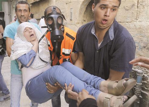 فلسطينيون ينقلون إمرأة اصيبت في الاشتباكات مع قوات الاحتلال الاسرائيلي في القدس المحتلة امس (رويترز)